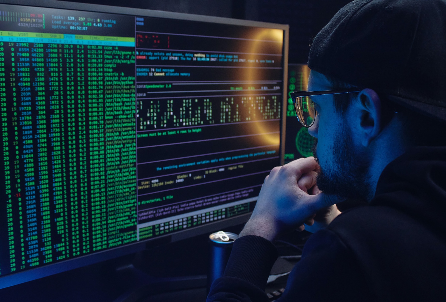 Mengapa Programmer Sering Terkait dengan Hacker: Memahami Persepsi dan Realitas
